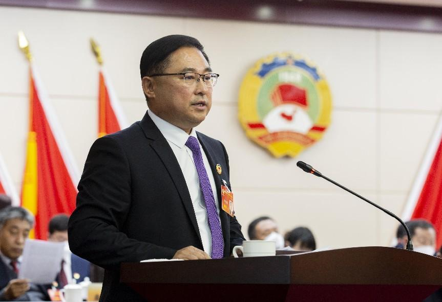 会上,鲍显峰,赵彦新,娜仁其其格,张庆武,李君杰,郭建华六位委员分别作