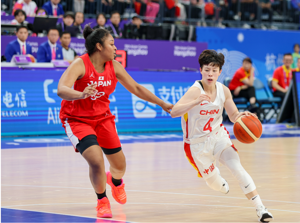 中国女篮绝杀夺冠内蒙古农信女篮球员李缘上演高光时刻