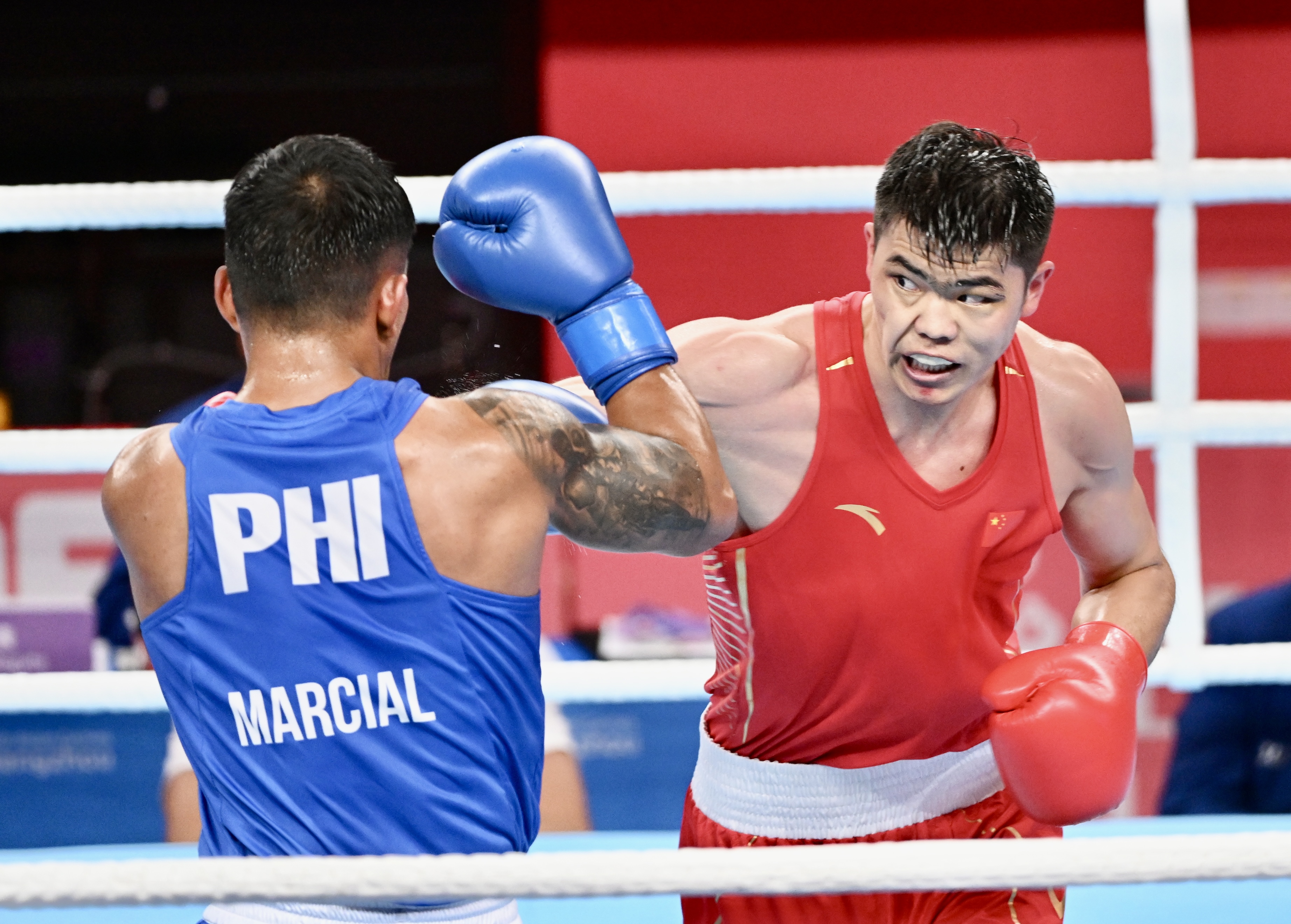 >10月5日,杭州第19届亚运会拳击男子80公斤级决赛在杭州体育馆举行