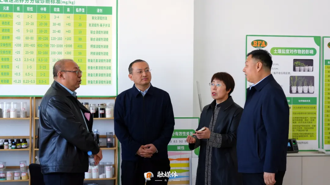 乌达区领导韩伟,刘娜仁一行先后到包头师范学院青山校区校史馆,图书馆