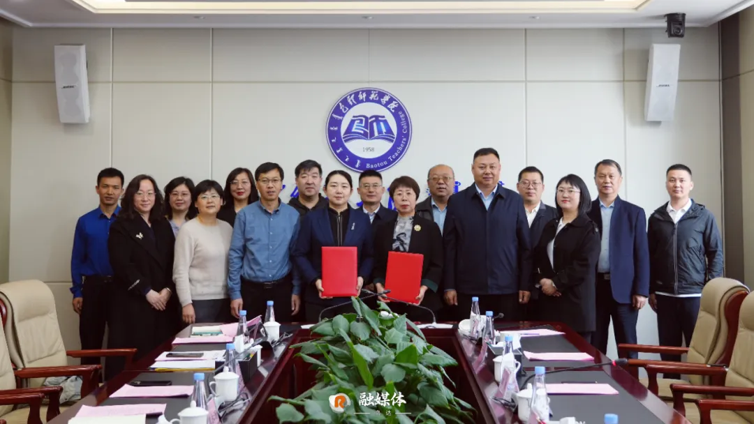包头师范学院党委委员,副校长杨海燕,乌达区政府副区长刘娜仁代表双方