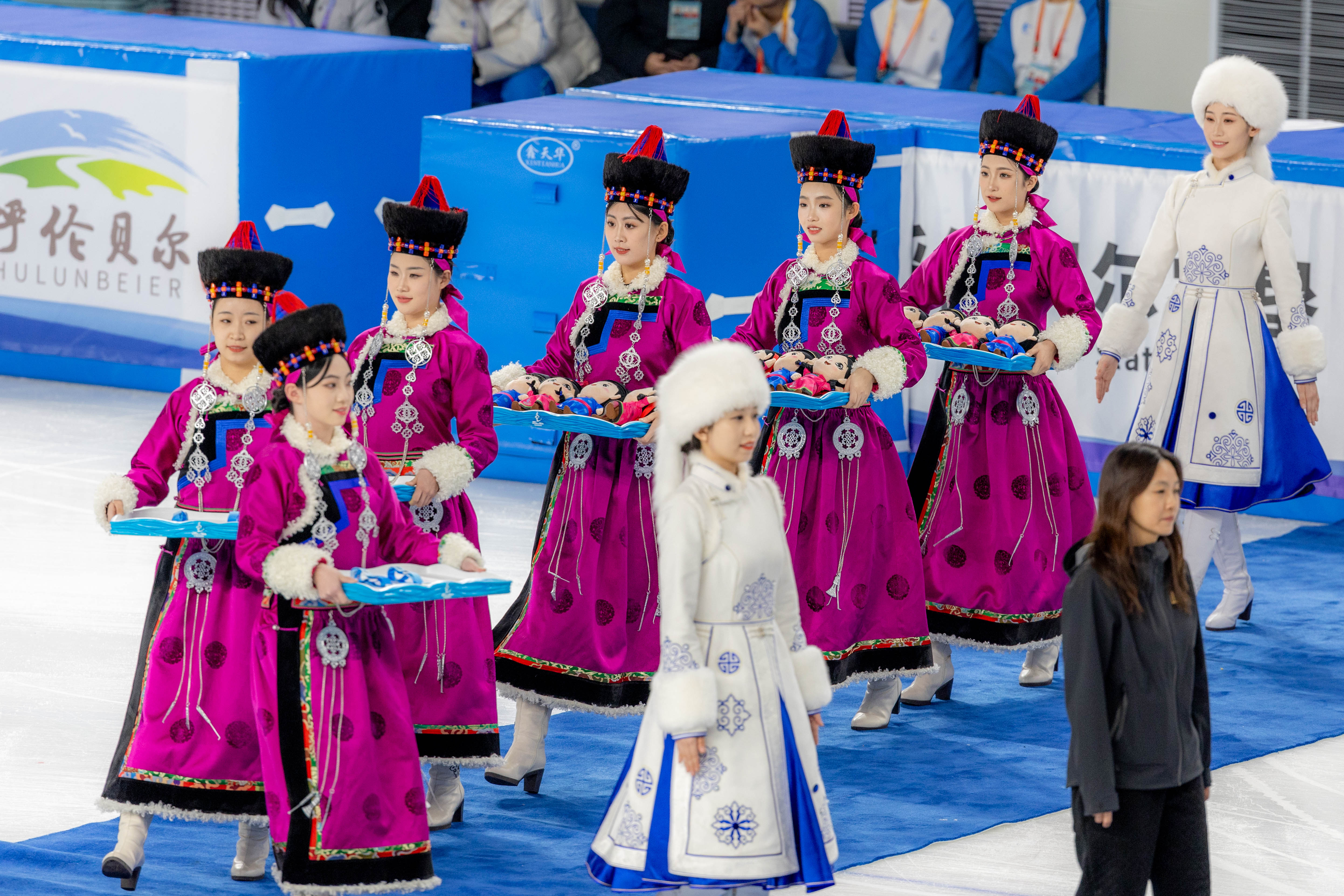 玫红色盛装朝气蓬勃端庄优雅她们是十四冬赛场上的靓丽风景线