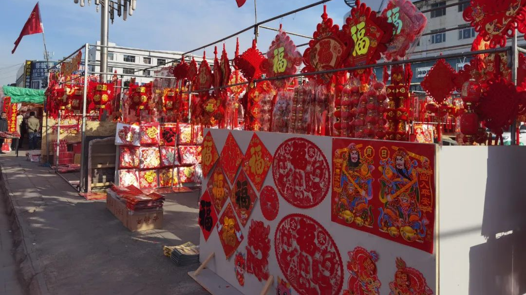 春联集中售卖点一片繁忙热闹景象,在街心花园春联集中售卖点记者看到