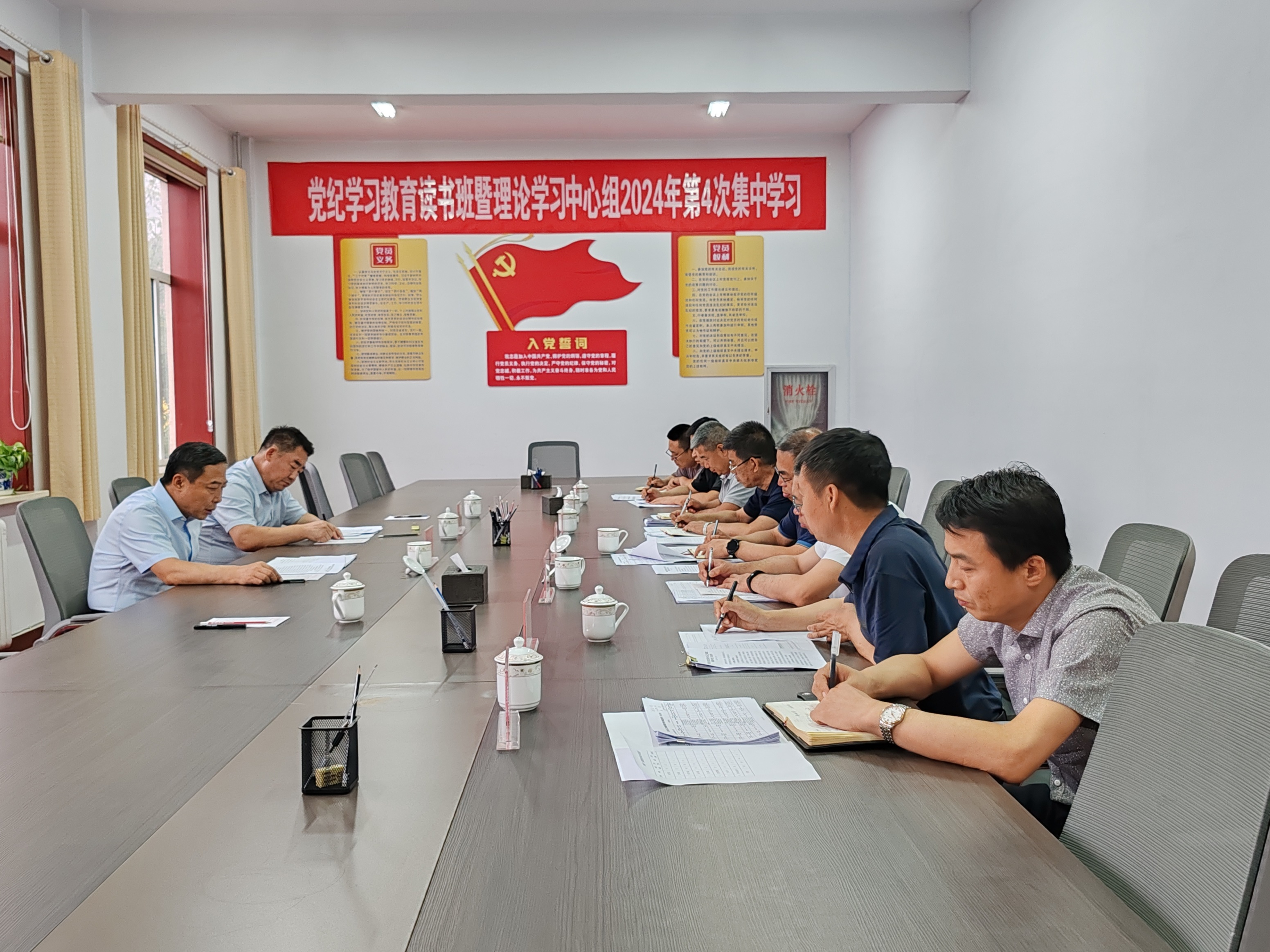 在县纪委监委机关,刘进涛先后走进党风政风监督室