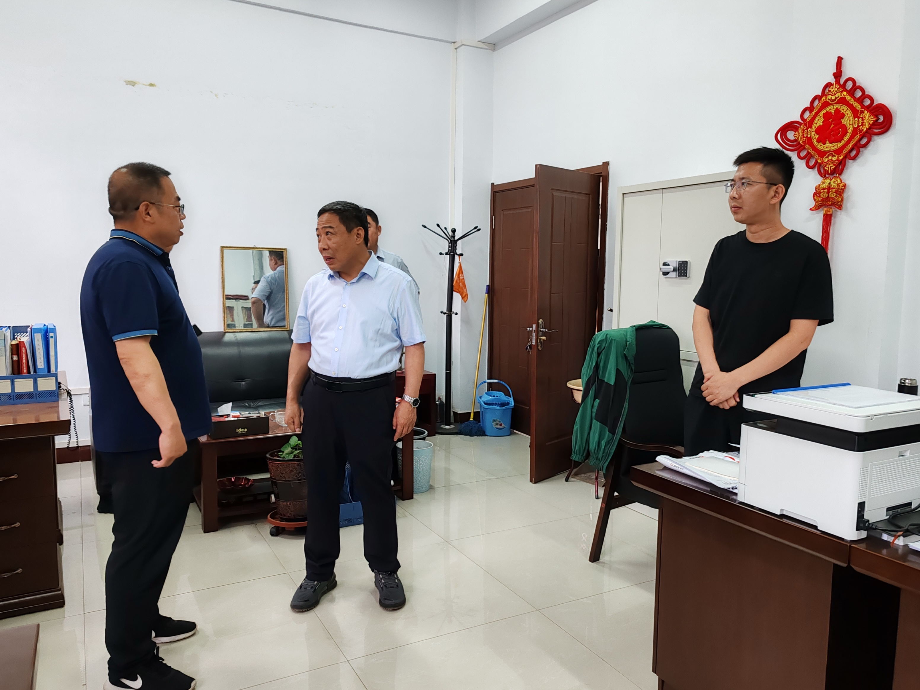 在县纪委监委机关,刘进涛先后走进党风政风监督室