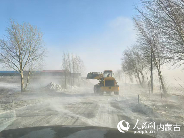 假期期间，兴安盟交通运输部门在省道309线开展清雪。自治区交通运输厅供图